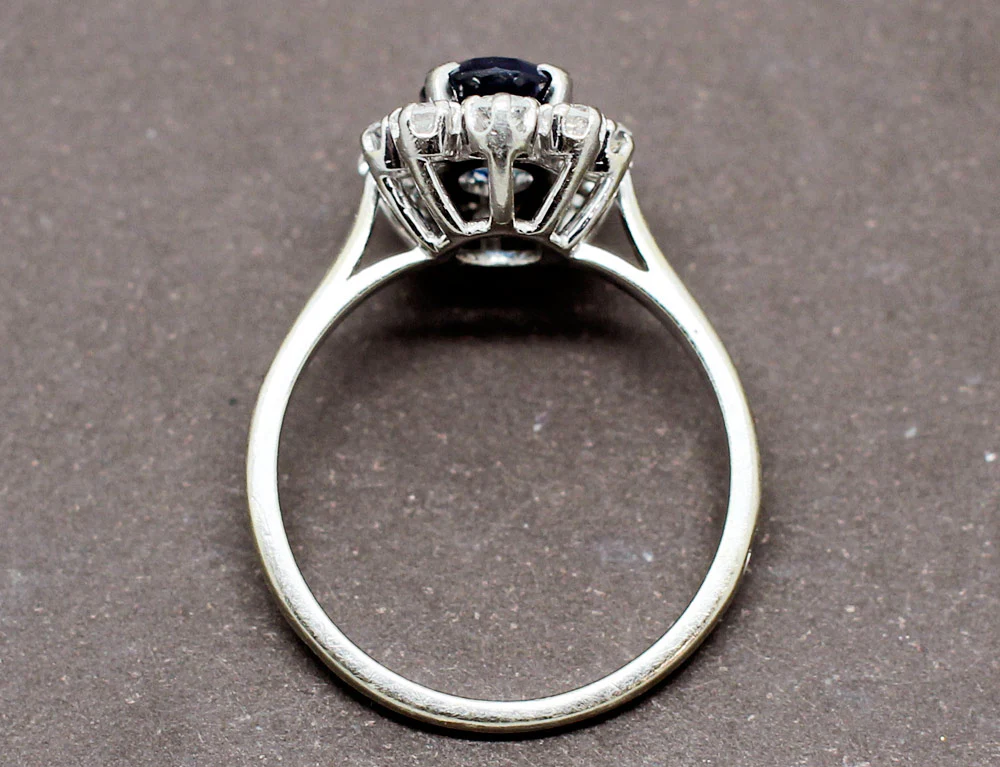 Bague Saphir Entourage Diamants - Image 4