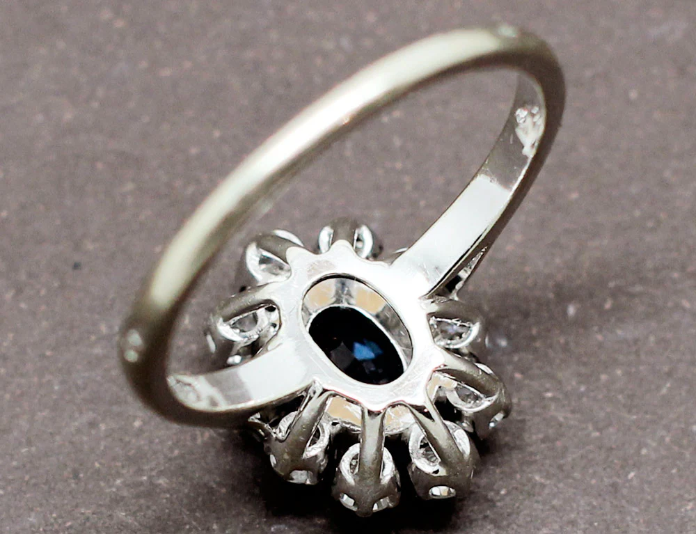 Bague Saphir Entourage Diamants - Image 5