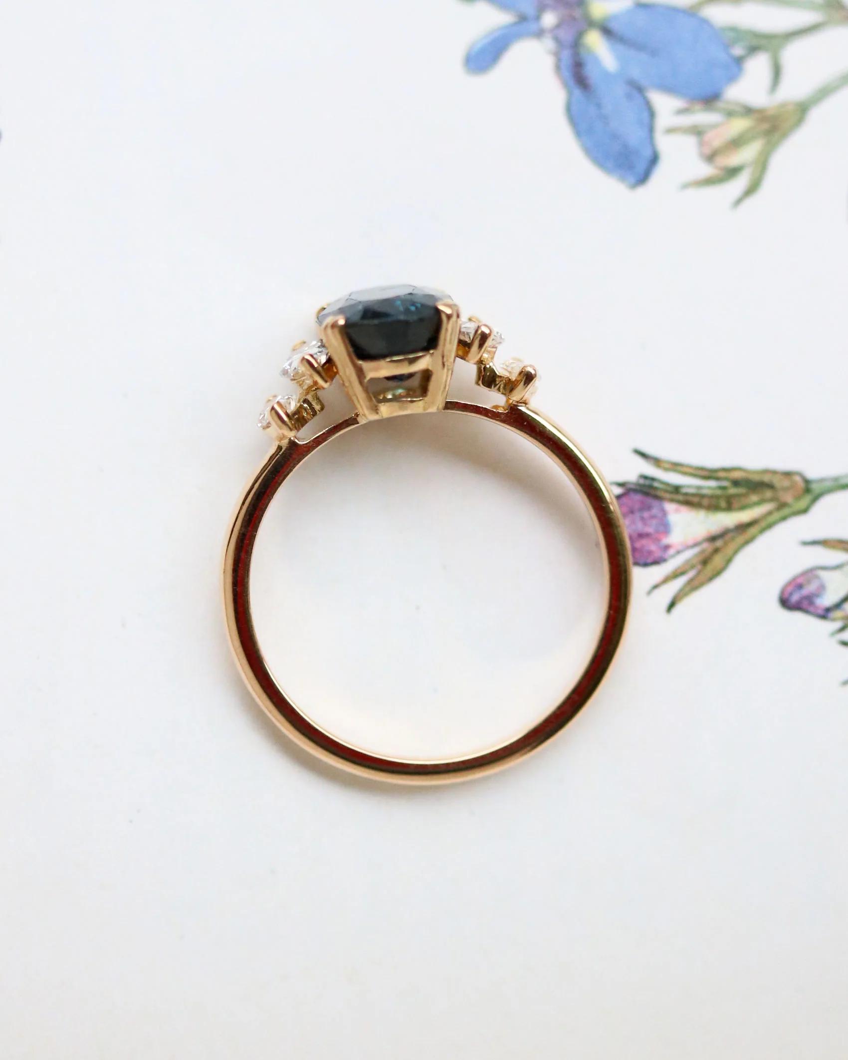 Bague Style Art Déco Saphir et Diamants - Image 2