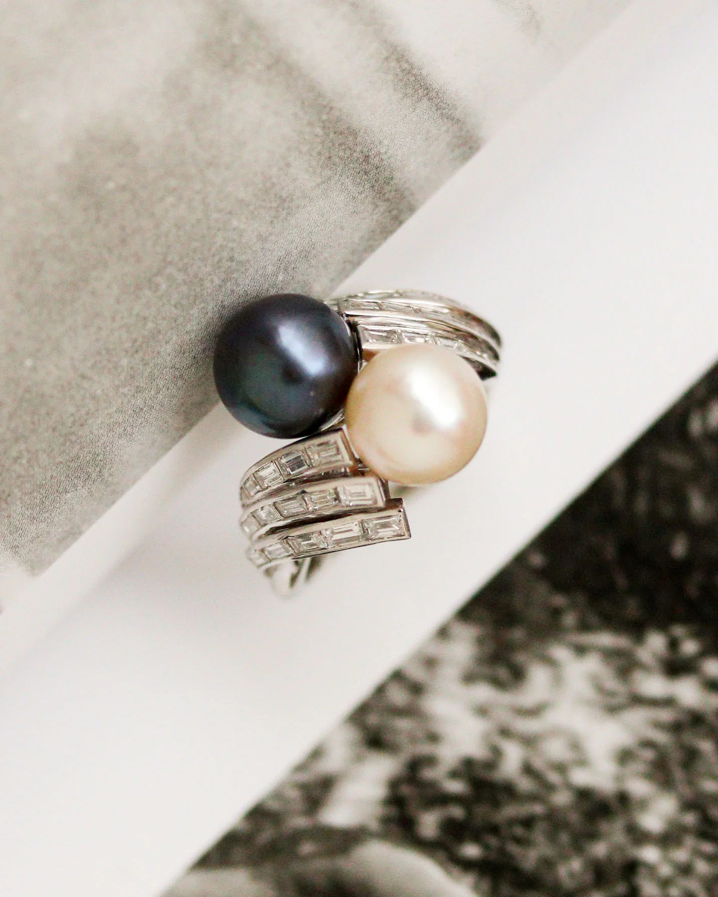 Bague Toi et Moi Platine, Perles et Diamants Baguette - Image 8
