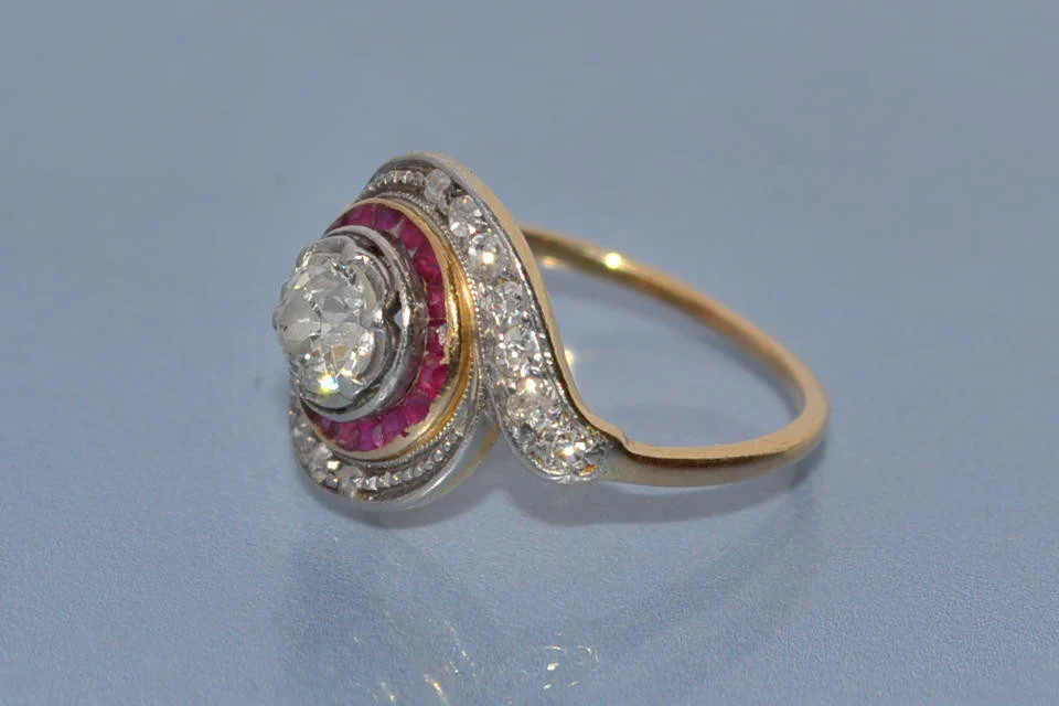 Bague Tourbillon diamants rubis et or 18 carats - Image 2