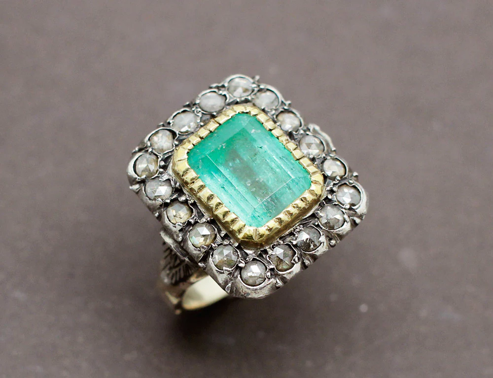 Bague XIXe Emeraude Entourage