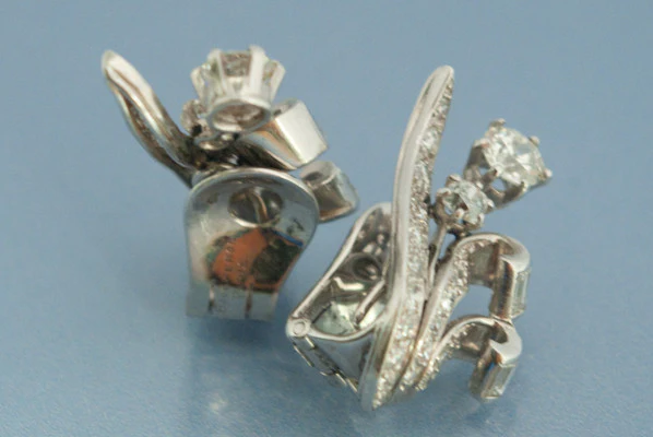 Boucle d'oreille Boucheron Diamant et Platine - Image 2