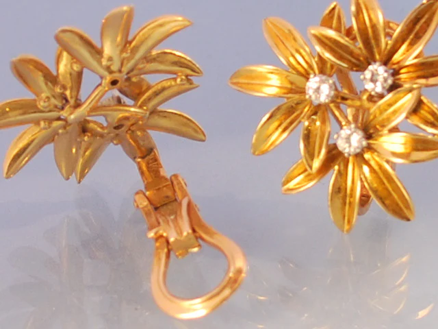 Boucles d oreille signées "BIRKS" en or jaune - Image 2