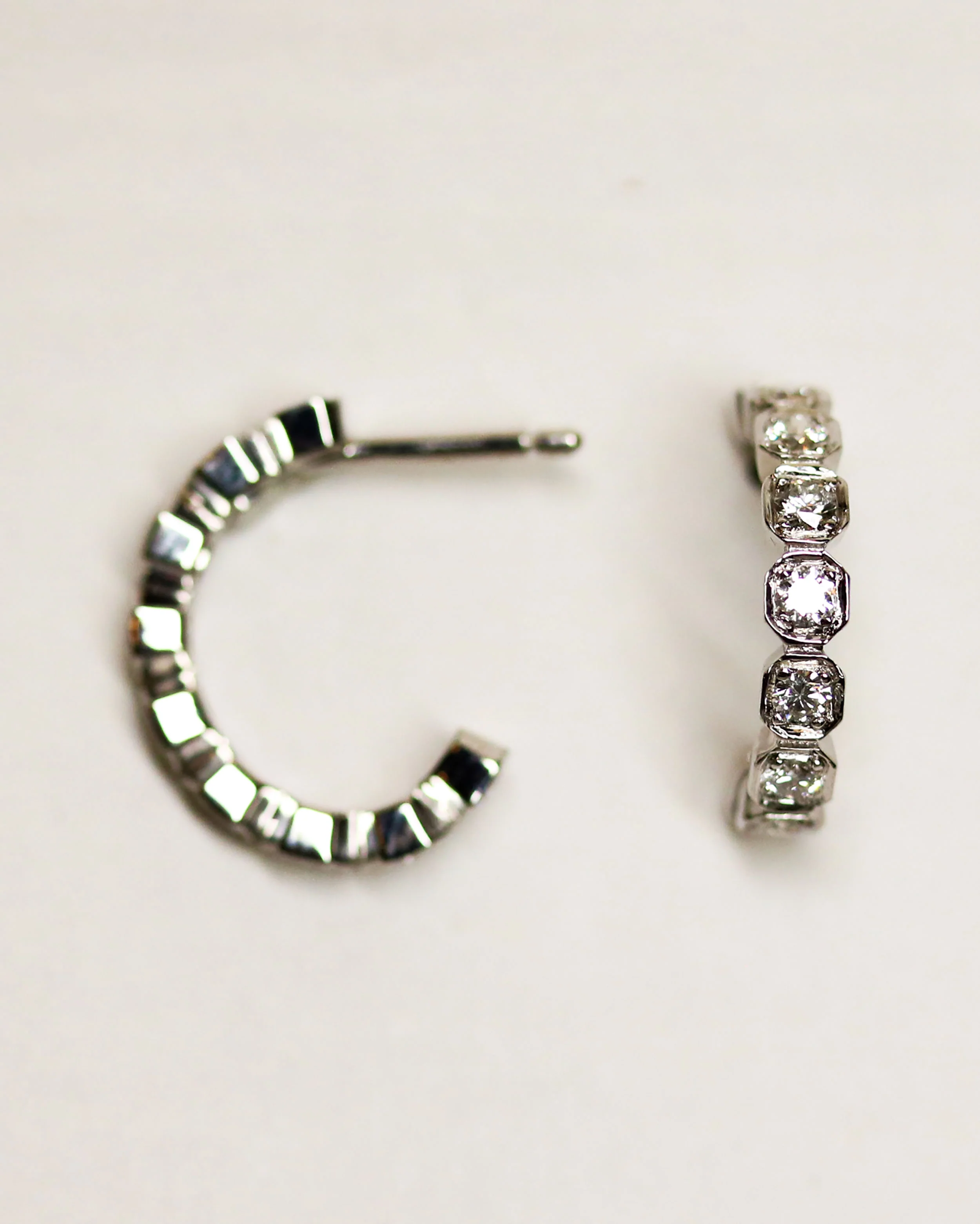 Boucles d'Oreilles Création Benoit Joaillier "Créoles Carrés Pans Coupés" Or Blanc Diamants - Image 3