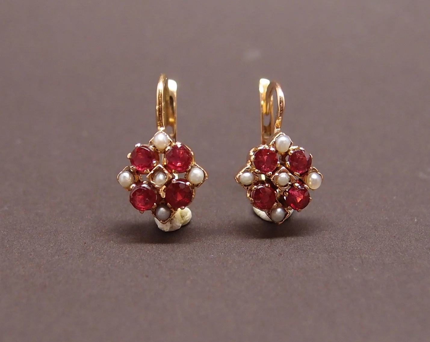 Boucles d'oreilles dormeuses rubis et demi perles fines
