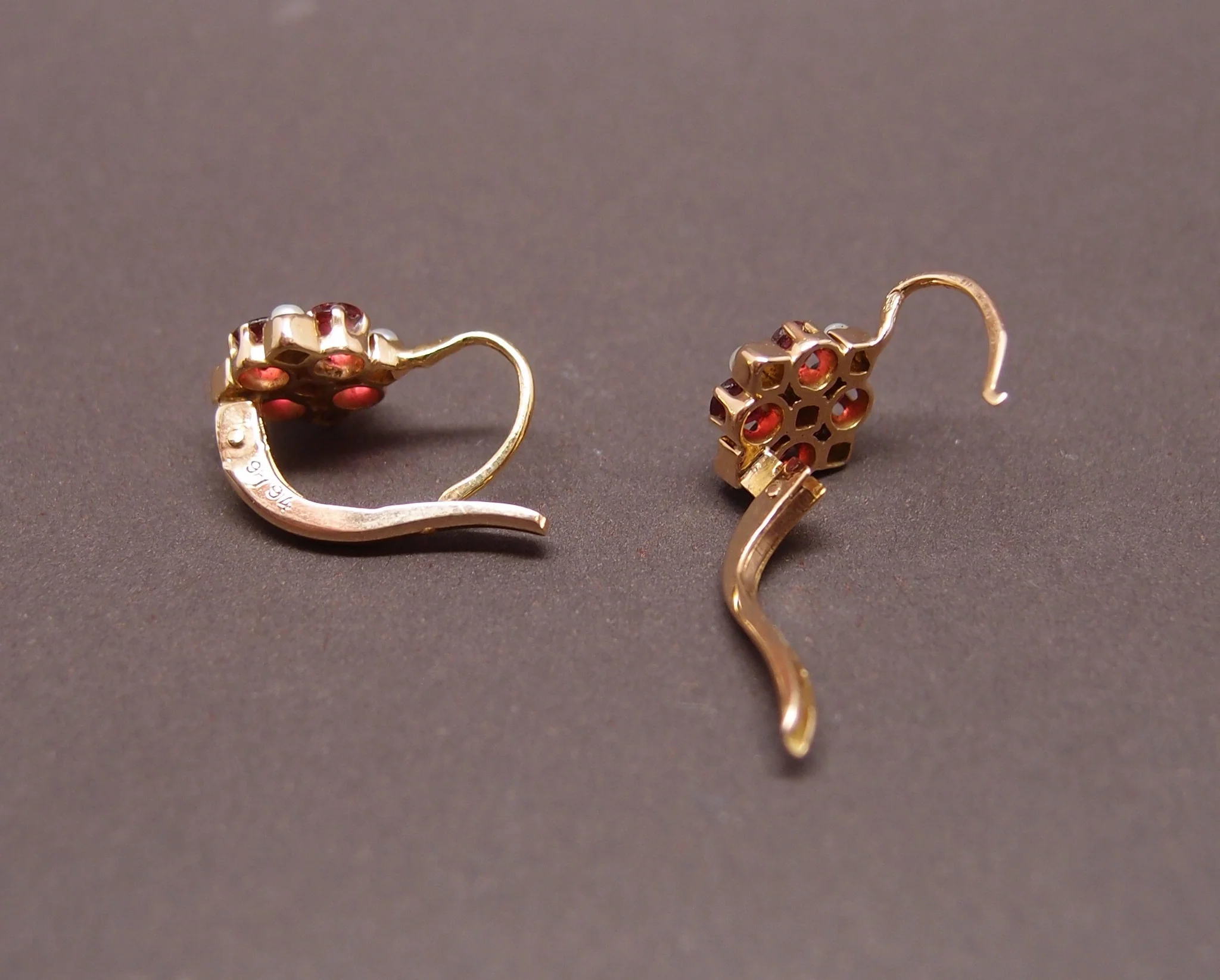 Boucles d'oreilles dormeuses rubis et demi perles fines - Image 2