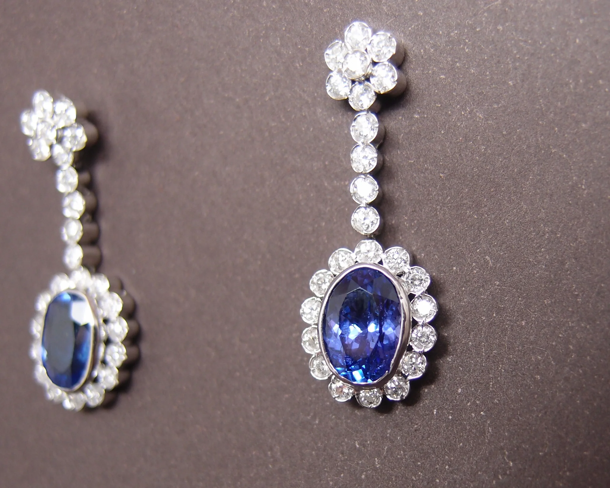 Boucles d'Oreilles Pendantes Tanzanites et Diamants - Image 2