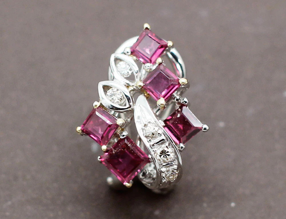 Boucles d'Oreilles Rubis Carrés et Diamants - Image 2