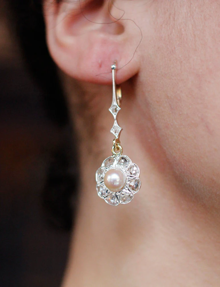 Boucles Pendantes Fleurs Perles et Diamants - Image 5