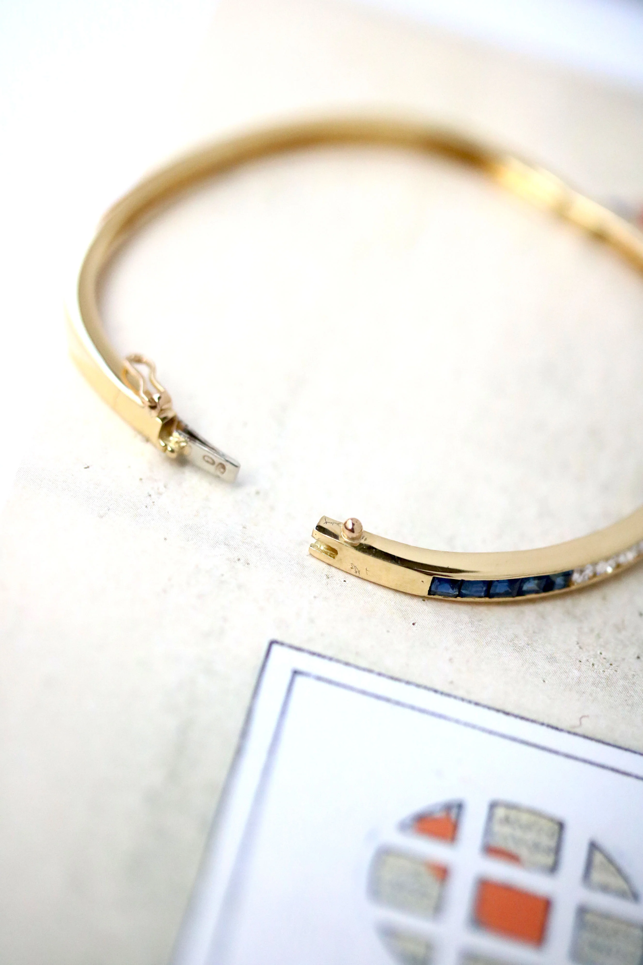 Bracelet Jonc Ouvrant Diamants et Saphirs - Image 3