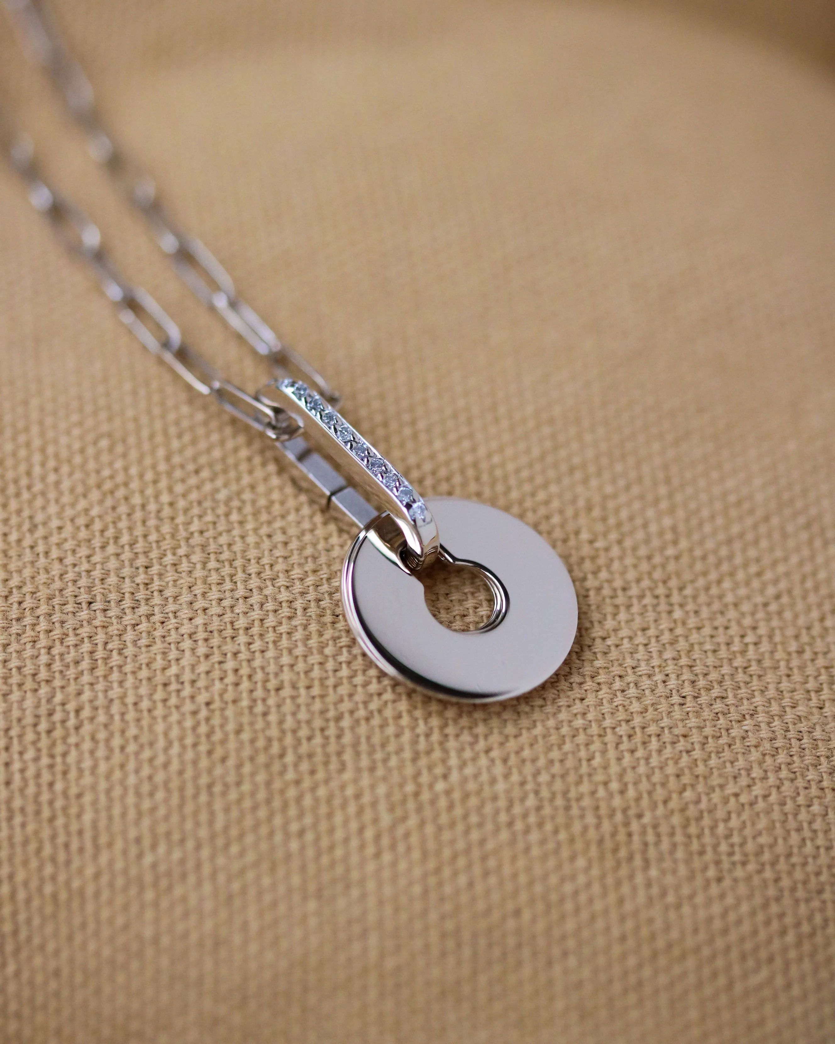 Collier Dinh Van "Cible" Or gris Diamants
