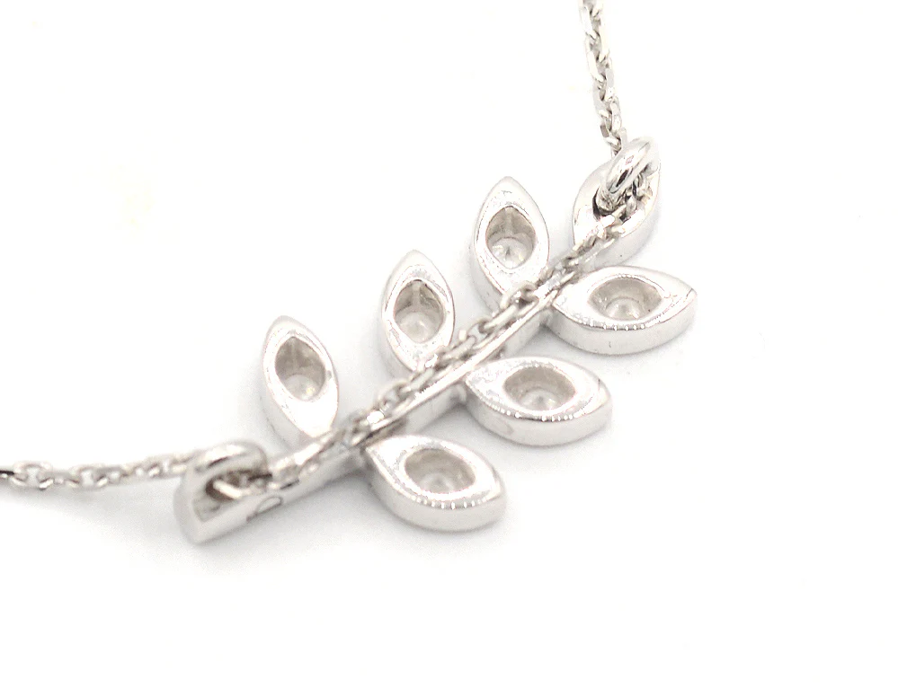 Pendentif Création Benoît Joaillier "Laurier" or blanc - Image 3