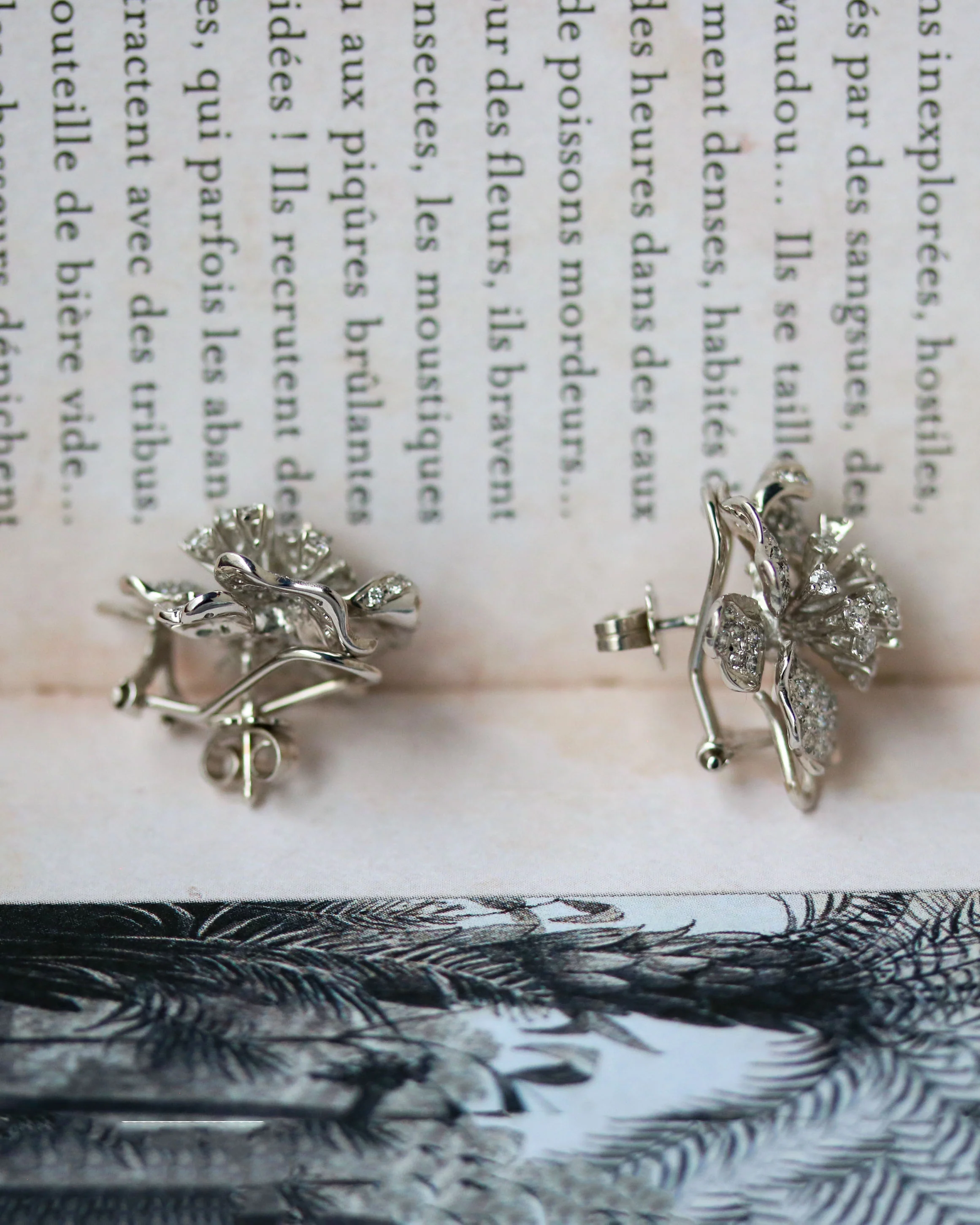 Paire Boucles d'Oreilles Fleurs Or Blanc et Diamants - Image 3