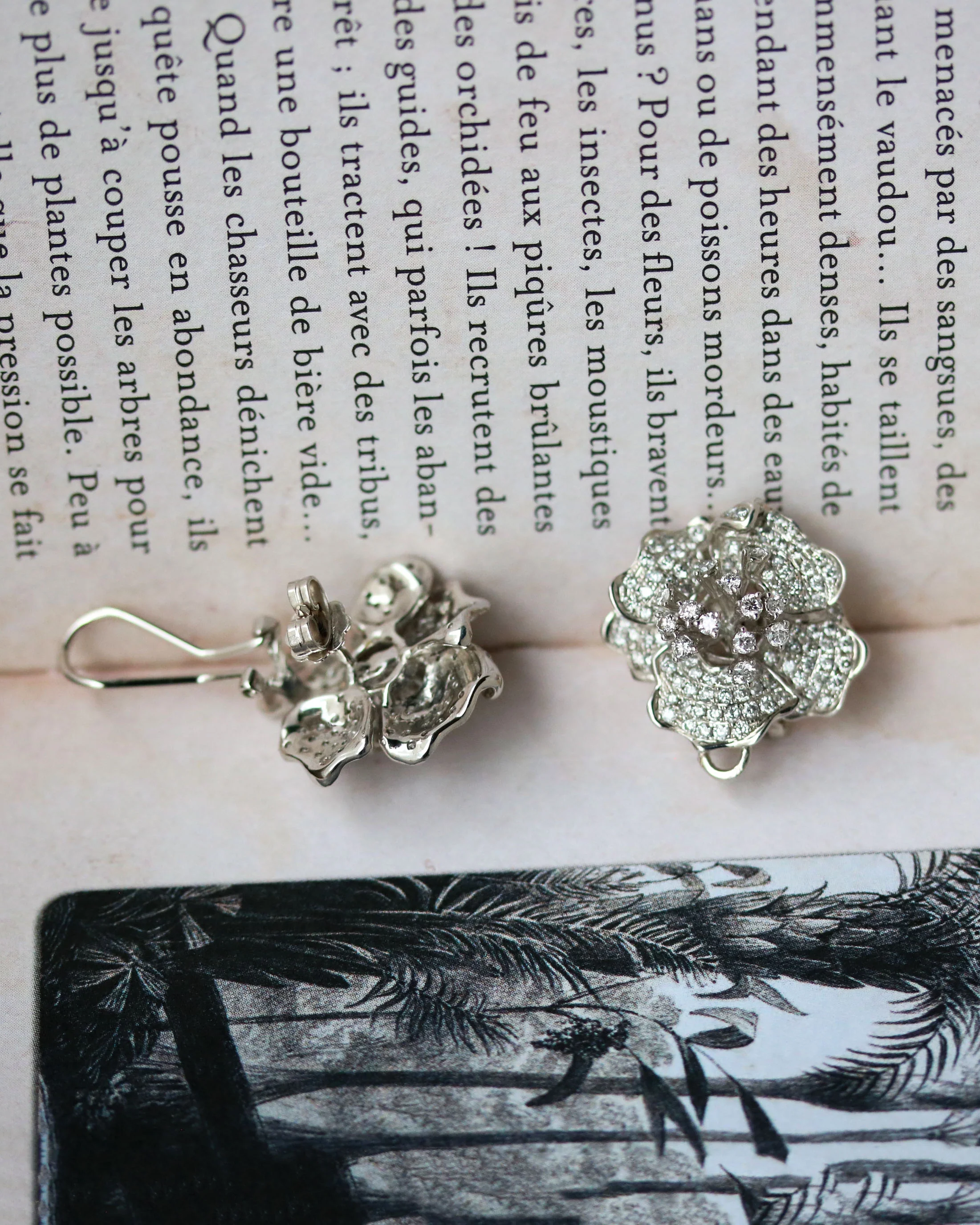Paire Boucles d'Oreilles Fleurs Or Blanc et Diamants - Image 4