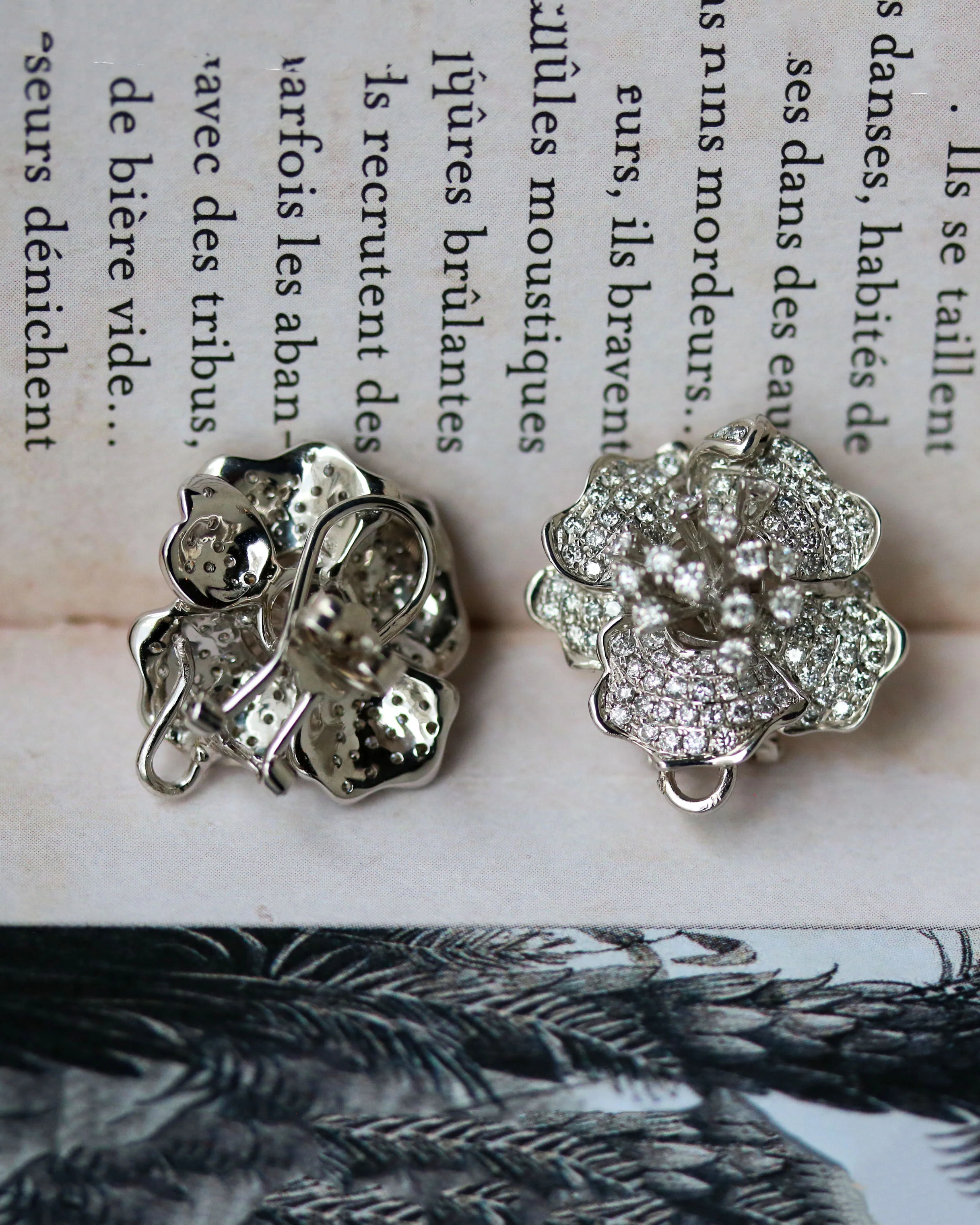 Paire Boucles d'Oreilles Fleurs Or Blanc et Diamants - Image 5