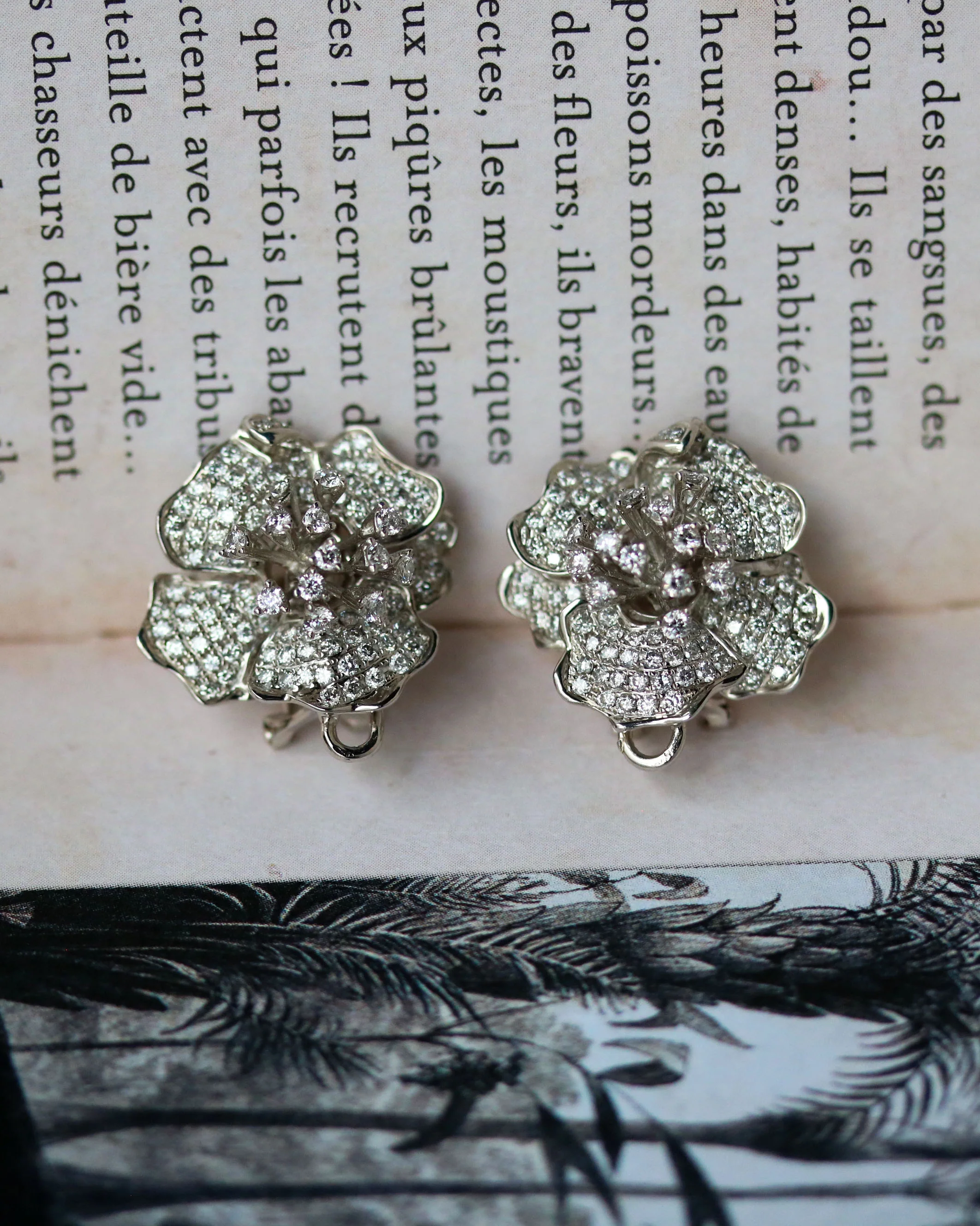 Paire Boucles d'Oreilles Fleurs Or Blanc et Diamants - Image 6