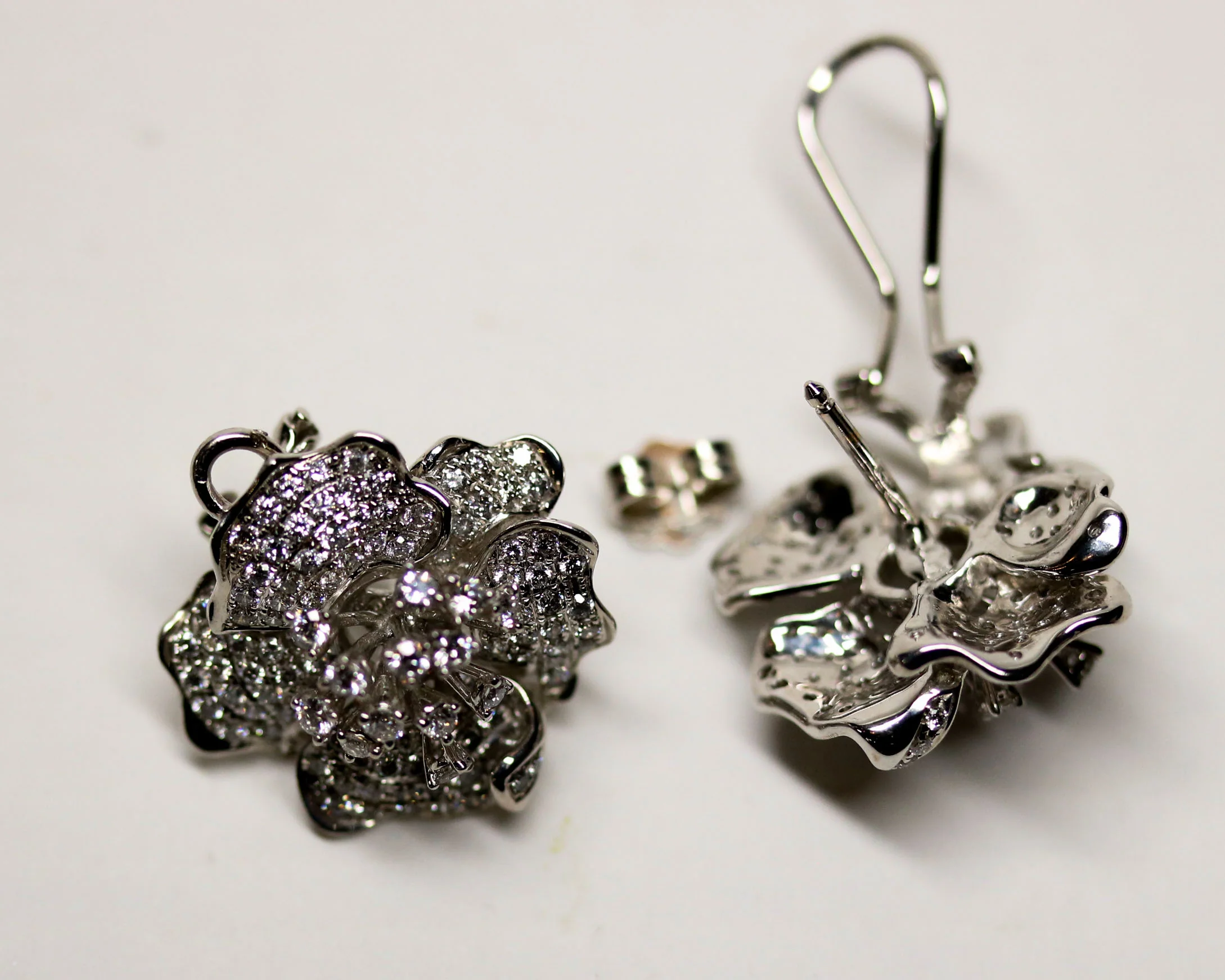 Paire Boucles d'Oreilles Fleurs Or Blanc et Diamants - Image 7