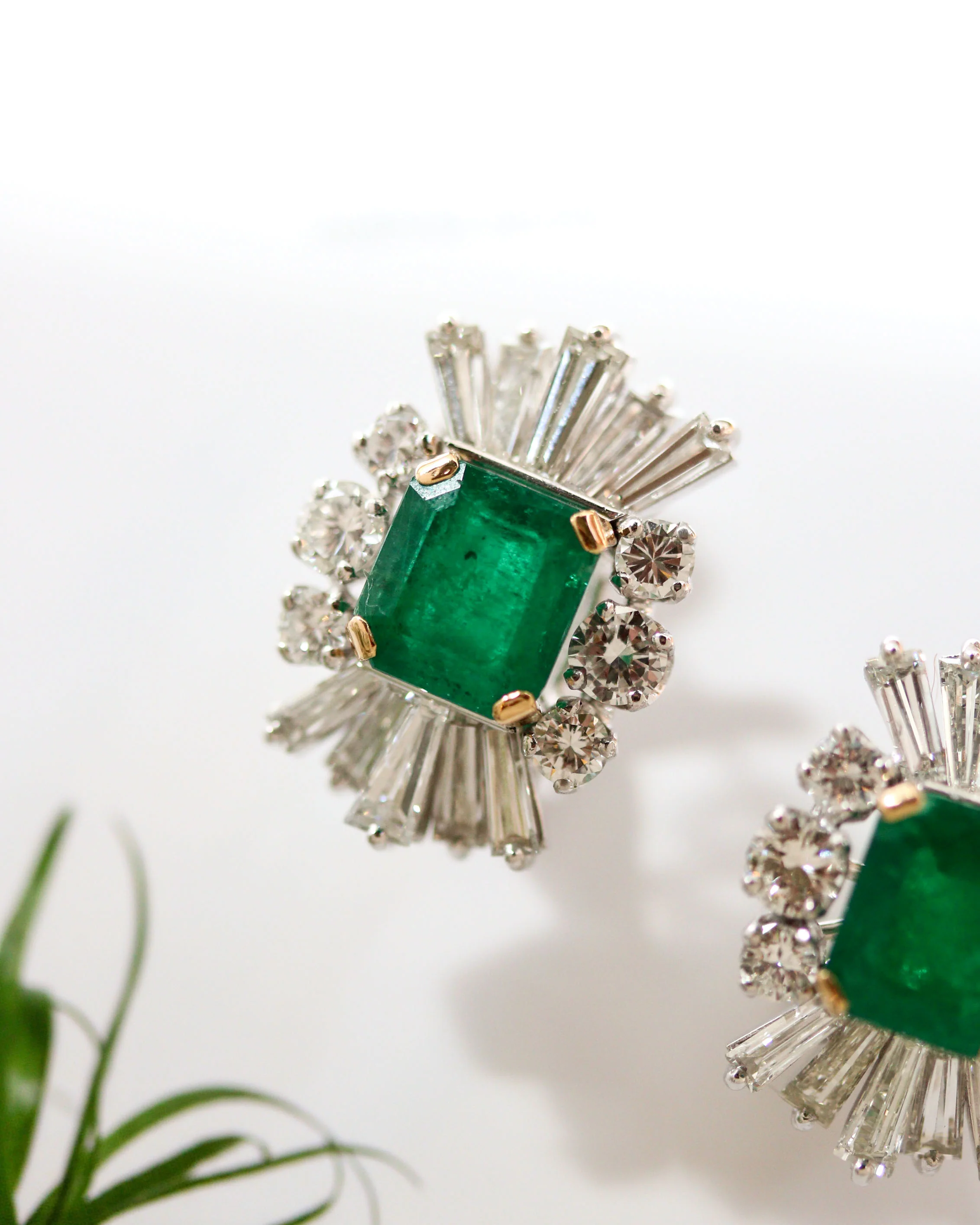 Paire de boucles d'oreille 1950 cocktail Emeraude et Diamants - Image 3