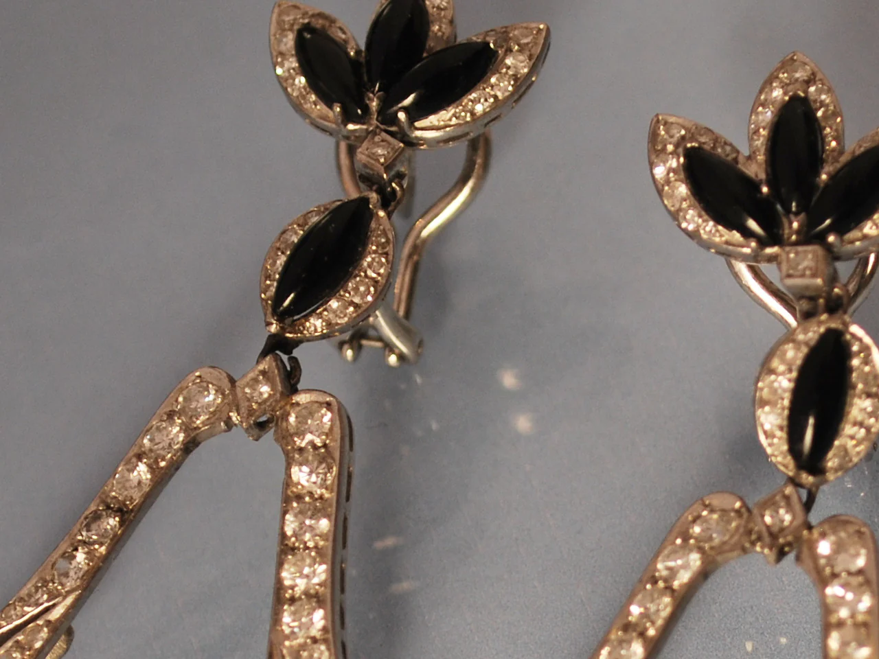 Paire de boucles d'oreille or, diamants et onyx - Image 2