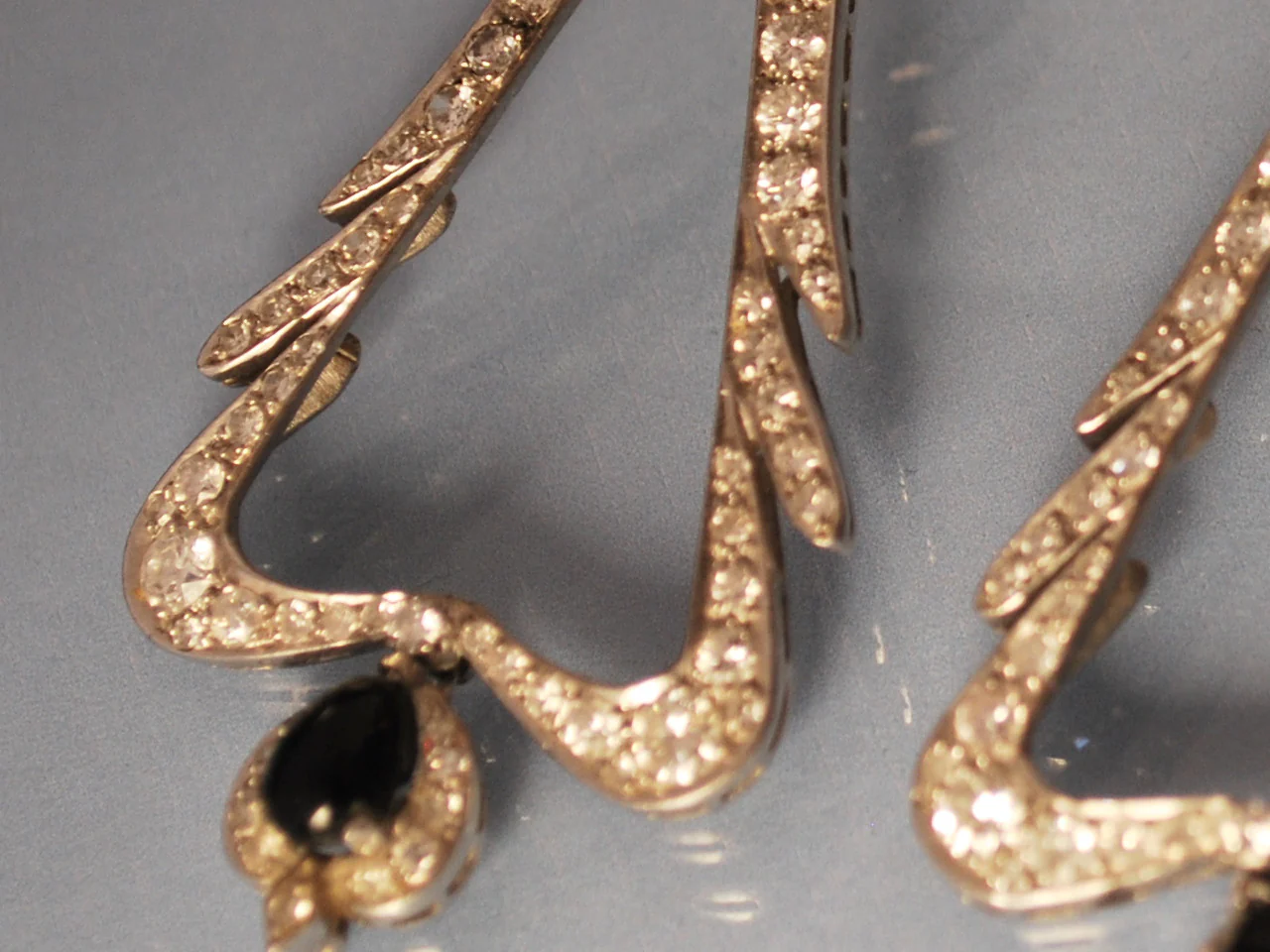 Paire de boucles d'oreille or, diamants et onyx - Image 3