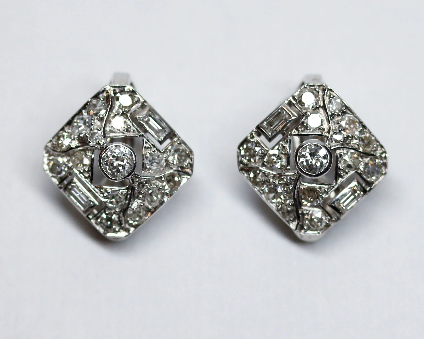 Paire de Boucles d'oreilles Art Déco Or et Diamants - Image 5