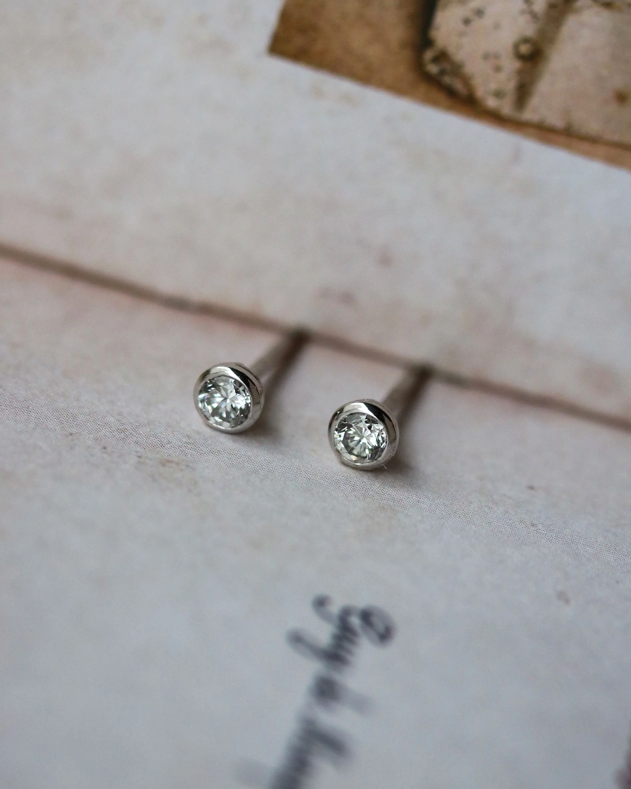 Paire de Boucles d'Oreilles Puces Création Benoit Joaillier - Image 7