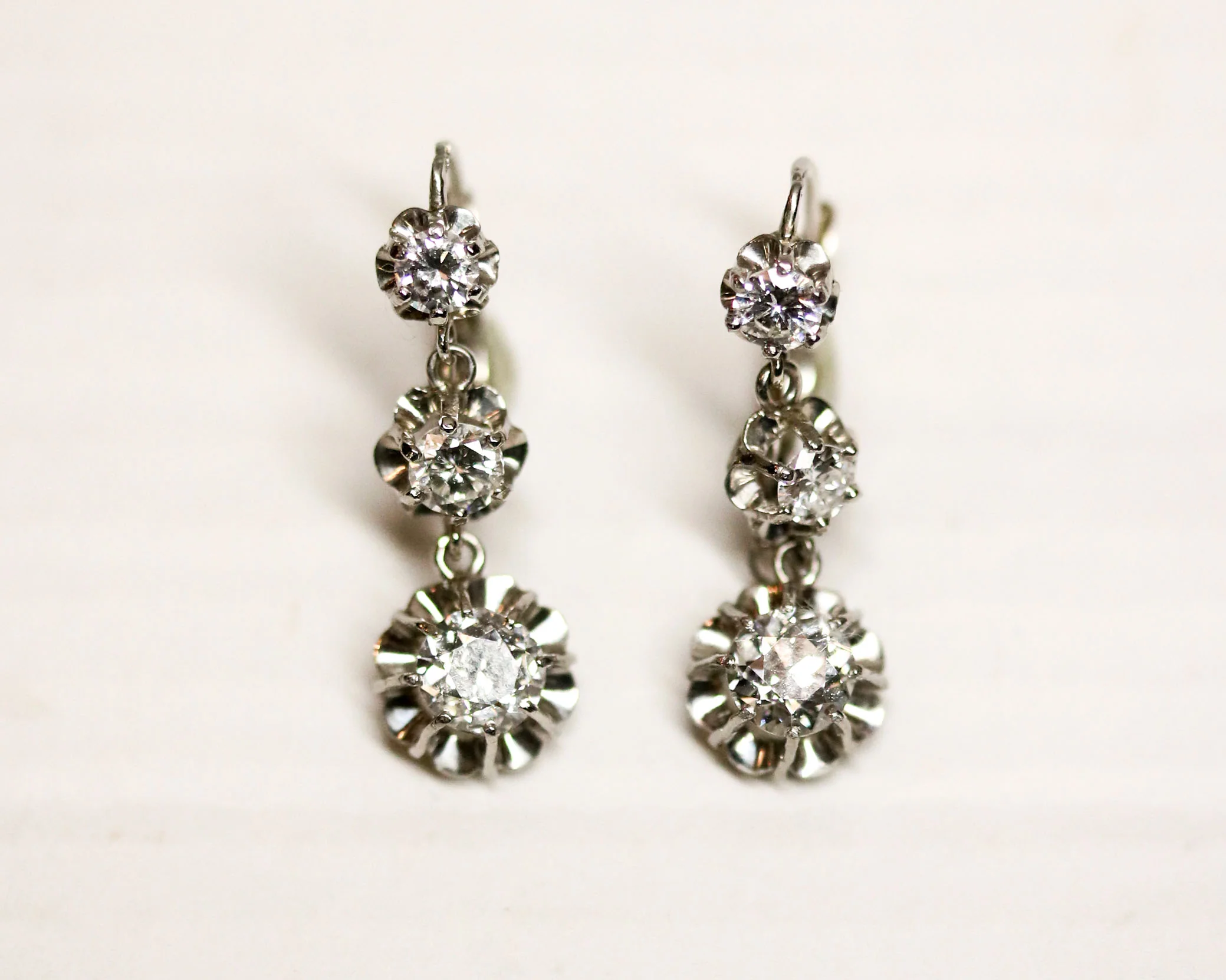 Paire de Dormeuses Pendantes Diamants, Or et Platine - Image 9