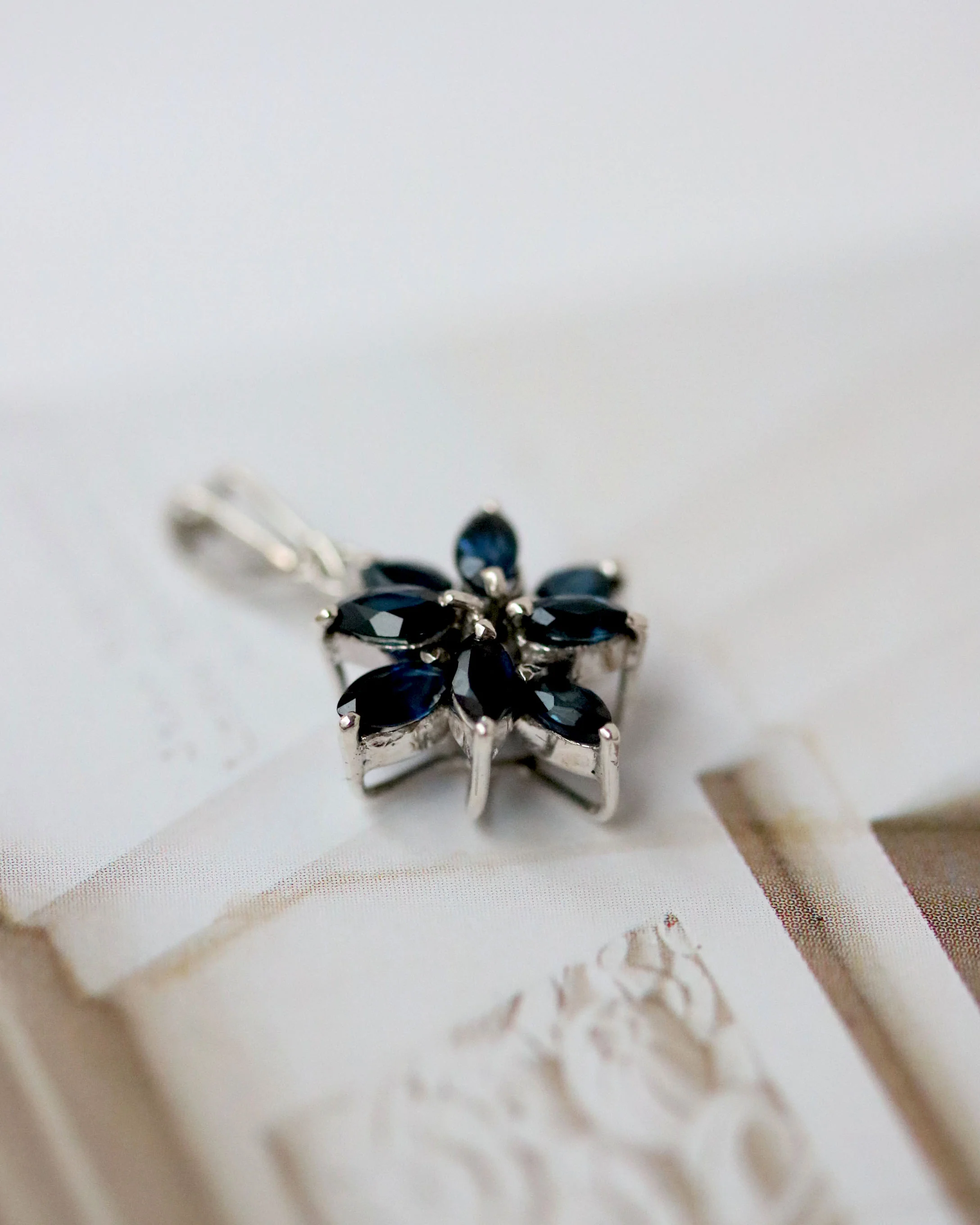 Pendentif Fleur Or Gris et Saphirs Navette