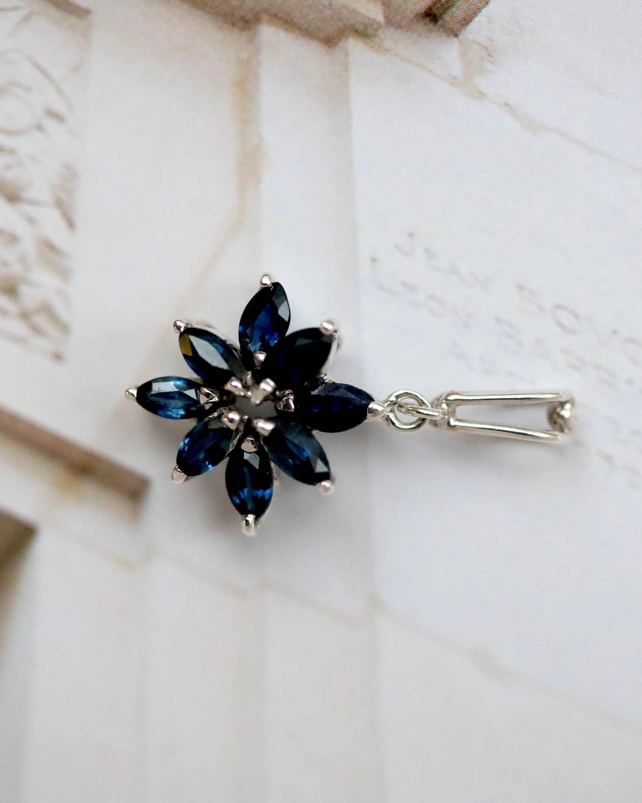 Pendentif Fleur Or Gris et Saphirs Navette - Image 3