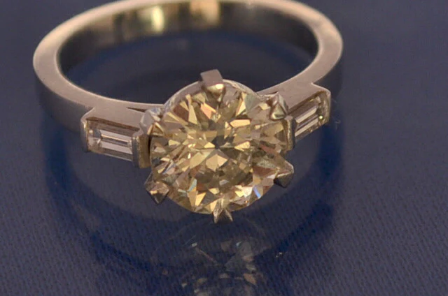 Solitaire Création Benoit Diamant Serti Griffes + Diamants Baguettes