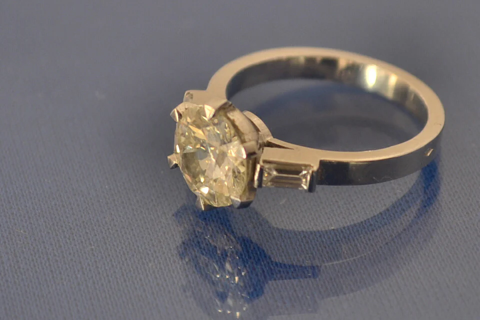 Solitaire Création Benoit Diamant Serti Griffes + Diamants Baguettes - Image 2