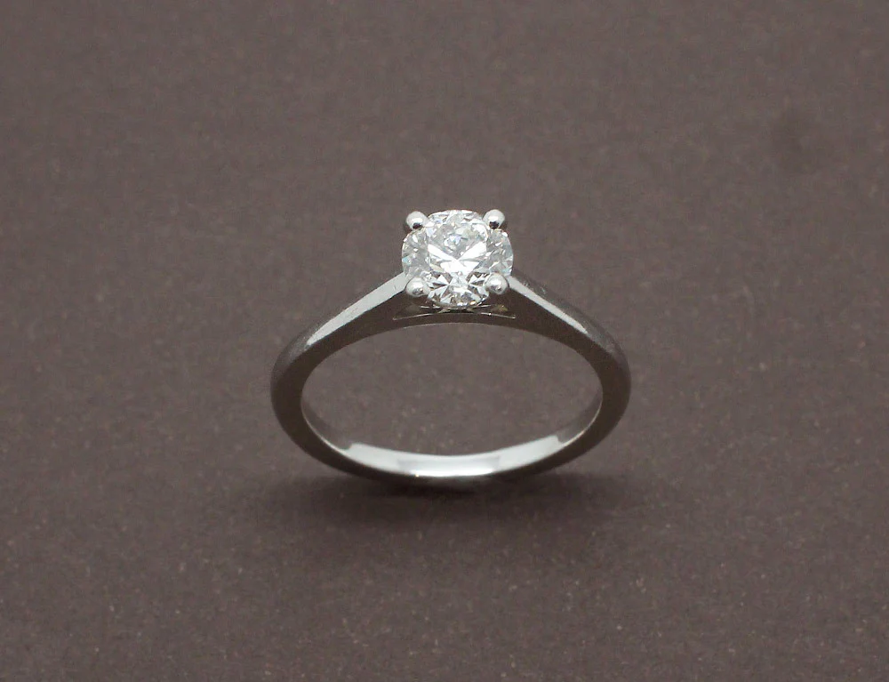 Solitaire De Beers "DB Classic" Diamant et Platine - Image 2