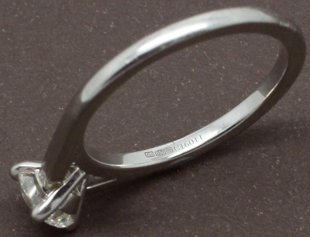 Solitaire De Beers "DB Classic" Diamant et Platine - Image 4