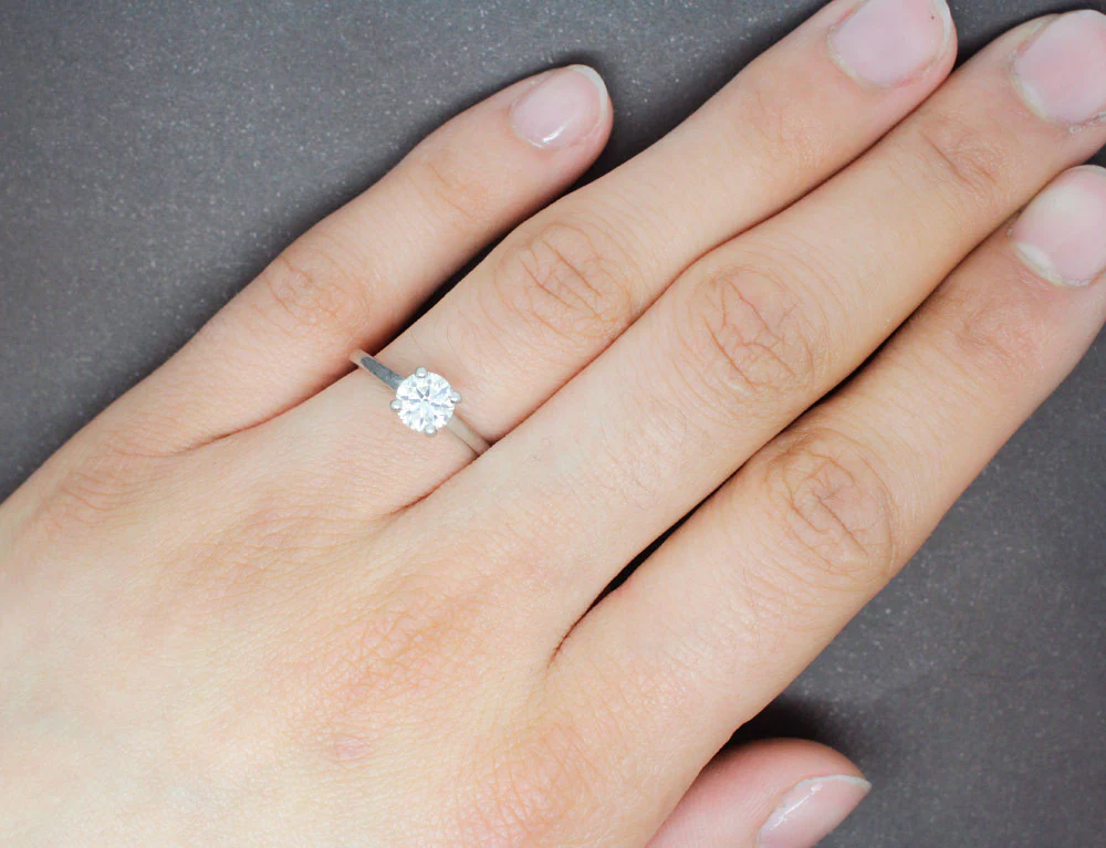Solitaire De Beers "DB Classic" Diamant et Platine - Image 6