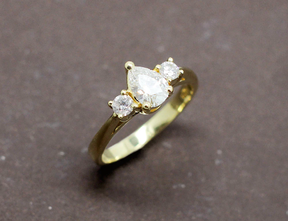 Solitaire Diamant Poire Accompagné