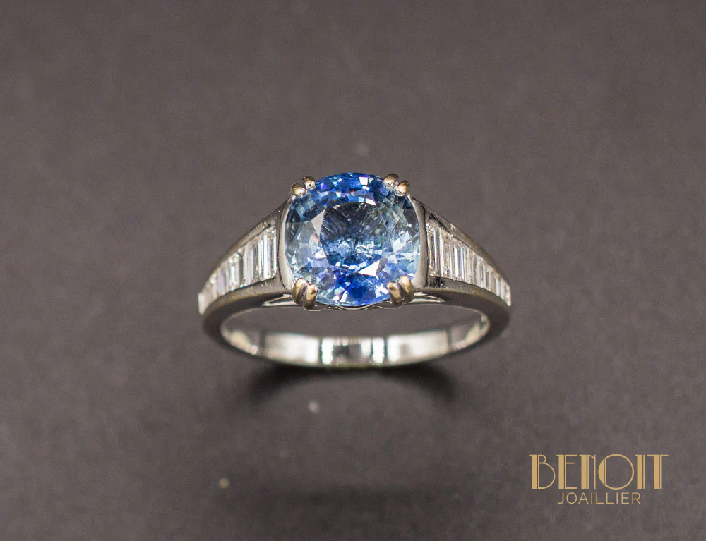 Solitaire Saphir et Baguettes Diamants - Image 2